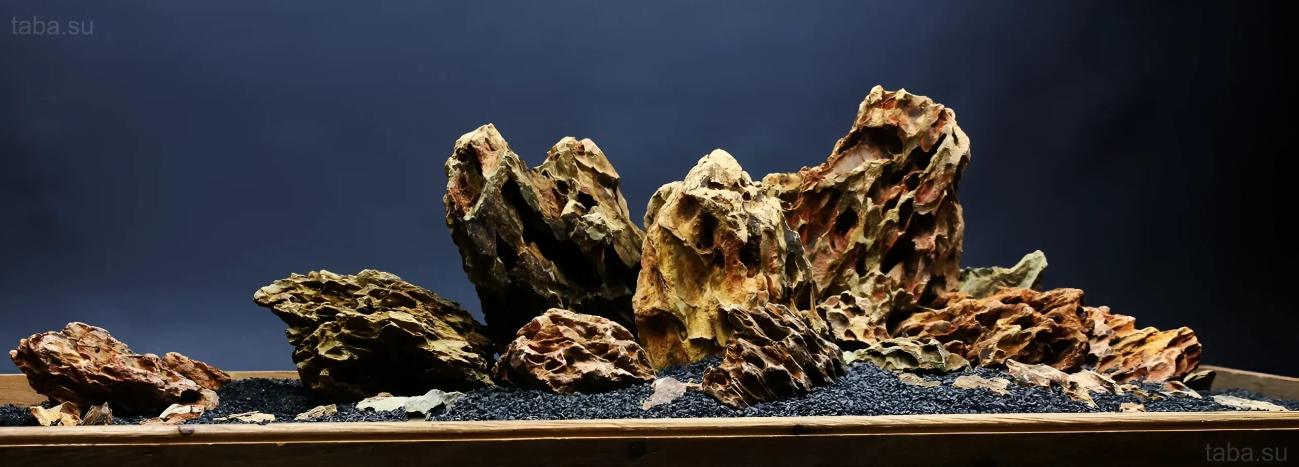 ड्रैगन स्टोन का उपयोग करके एक्वेरियम में पहाड़ी परिदृश्य का अनुकरण। प्राकृतिक बायोटोप और उच्चारण बनाने के लिए आदर्श।