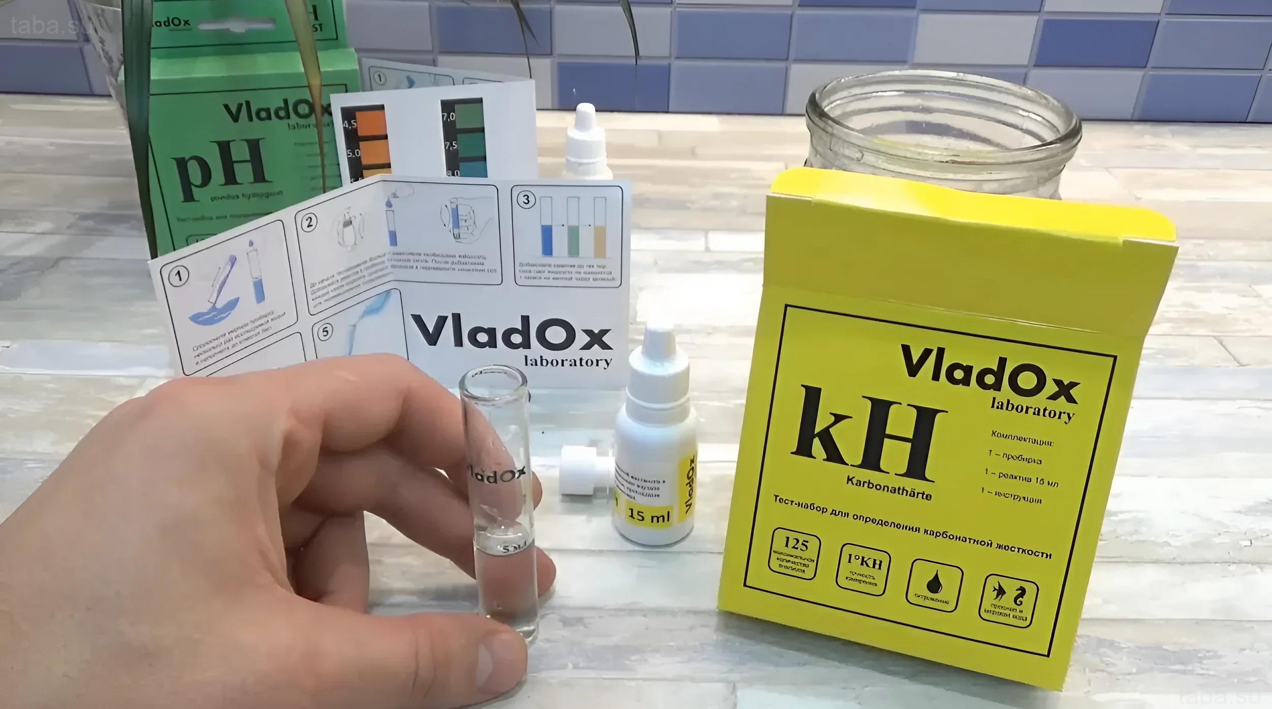 Image d'un kit de test pour l'eau d'aquarium : pH et KH. Contrôle de l'acidité et de la dureté pour la santé des poissons et des plantes.