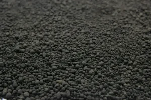 Крупный план активного сойла для аквариума: гранулы темного цвета, обеспечивающие питание растений и стабильный pH.