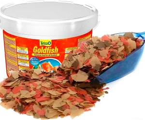 Изображение открытой банки корма Tetra Goldfish с рассыпанными хлопьями разных оттенков, демонстрирующее состав и визуальные характеристики.