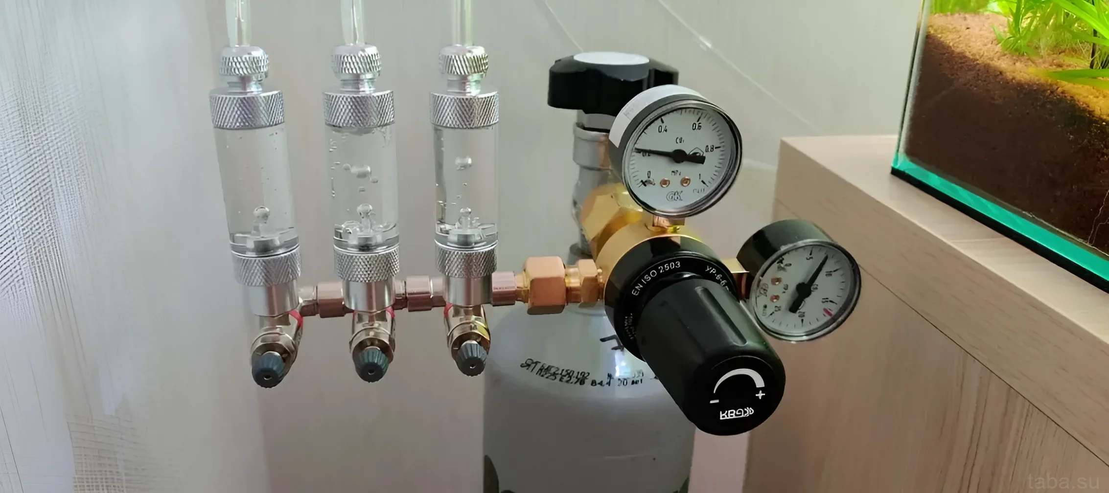 Фотография системы подачи углекислого газа для аквариума с редуктором, счетчиками пузырьков и баллоном. Оптимальный CO2 для здоровых растений.